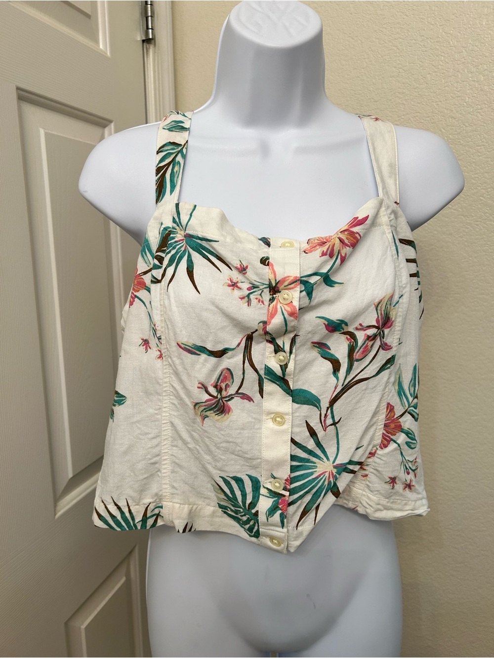 Levi's White Floral Button-Front Crop Camisole with Green and Pink Accents